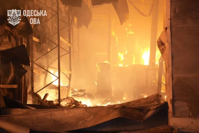 Пожар на предприятии после атаки в Одесской области, 16 октября 2026 года