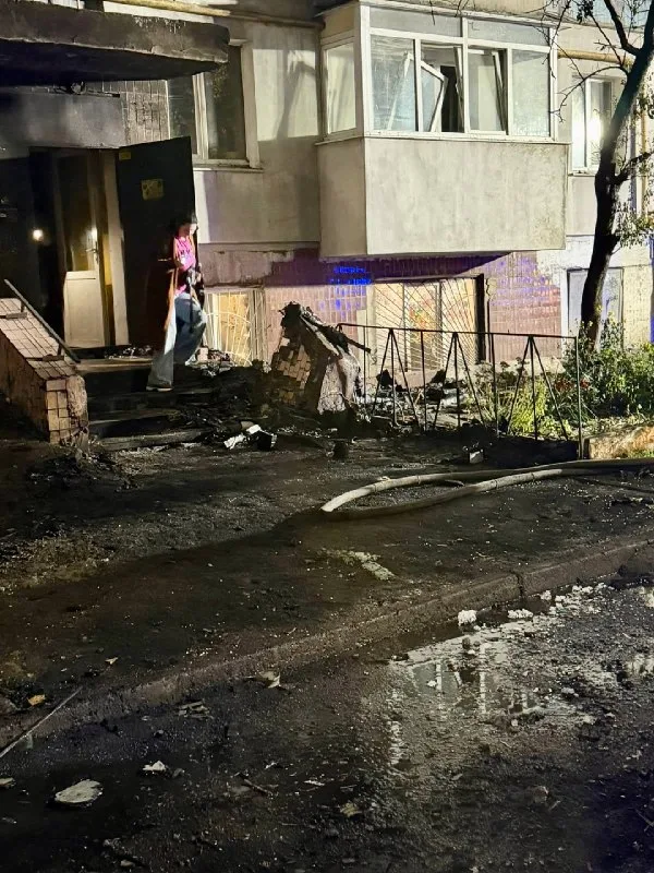 Последствия взрыва у входа в дом