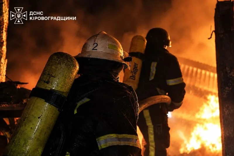 Спасатели тушат пожар после атаки в Кировоградской области. Фото: ГСЧС Украины
