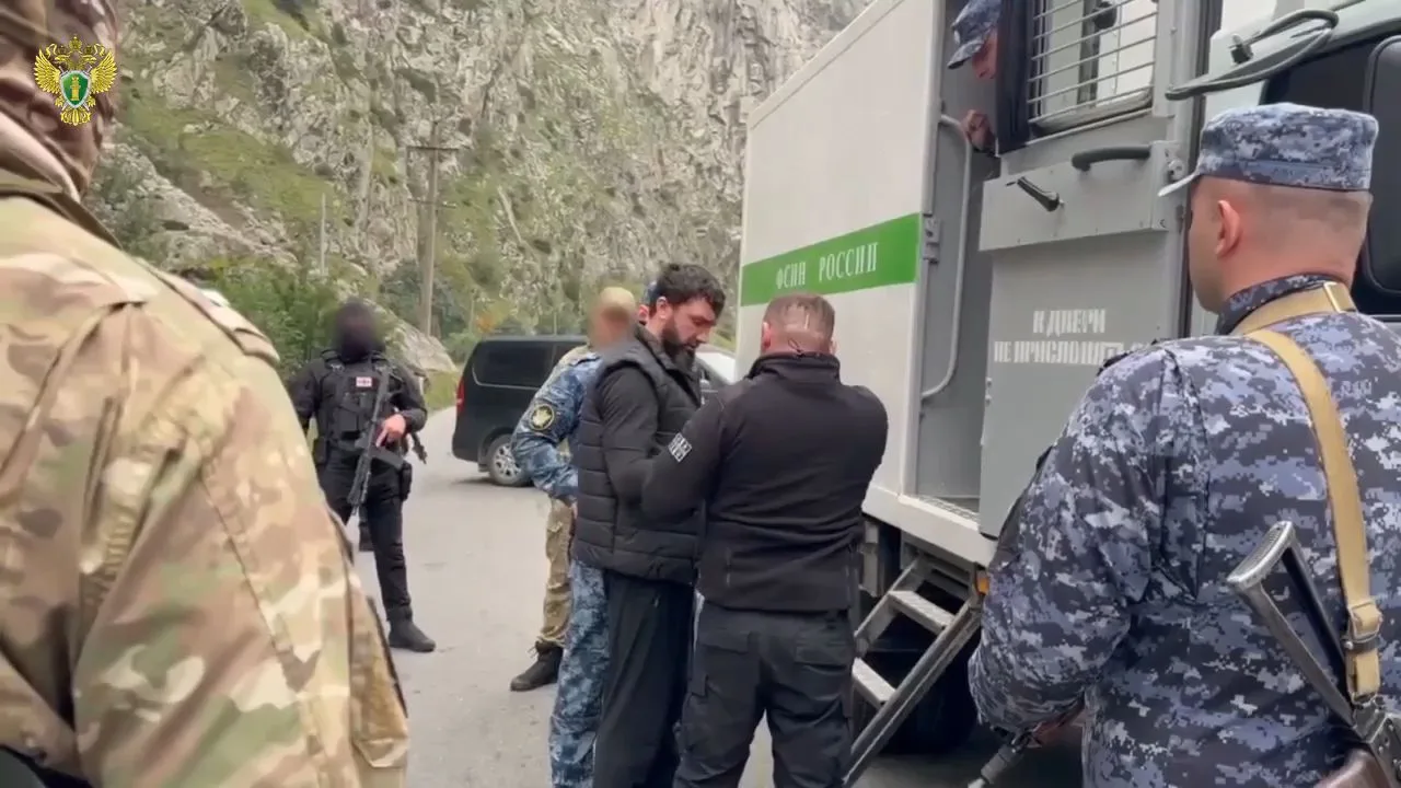 Передача экстрадированного — стоп-кадр записи Генпрокуратуры