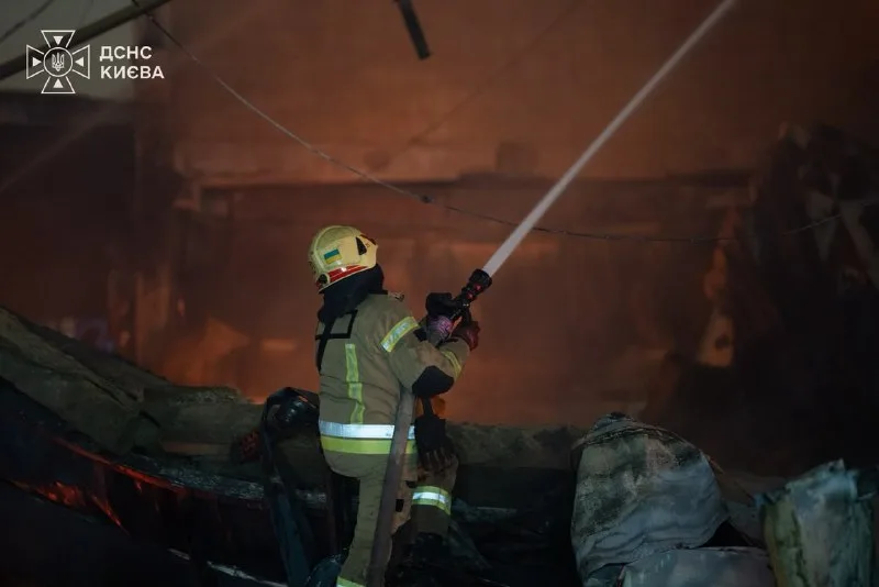 Тушение пожара в повреждённом здании.