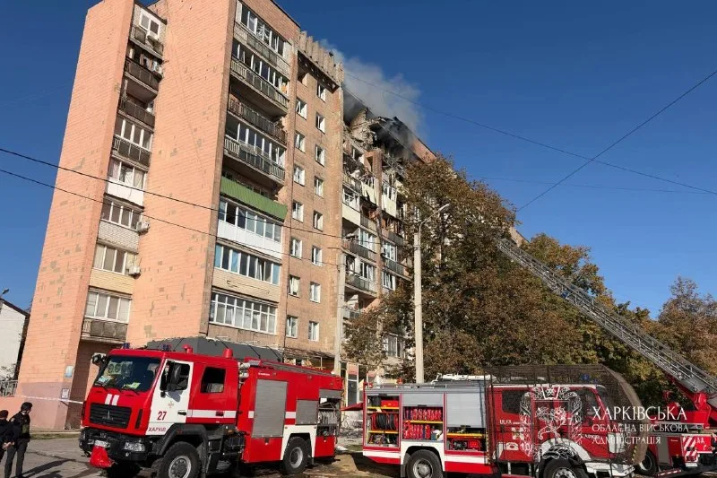 Разрушения жилого дома и работа спасателей после утреннего удара в Харькове, 12 октября 2026 года