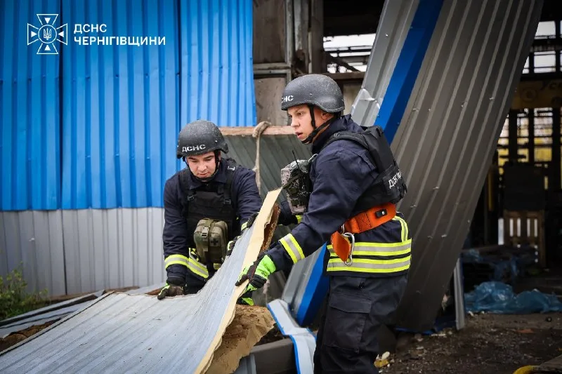 Спасатели разбирают завалы на территории предприятия. Чернигов, 23 октября 2026. Фото: ГУ ДСНС в Черниговской области.