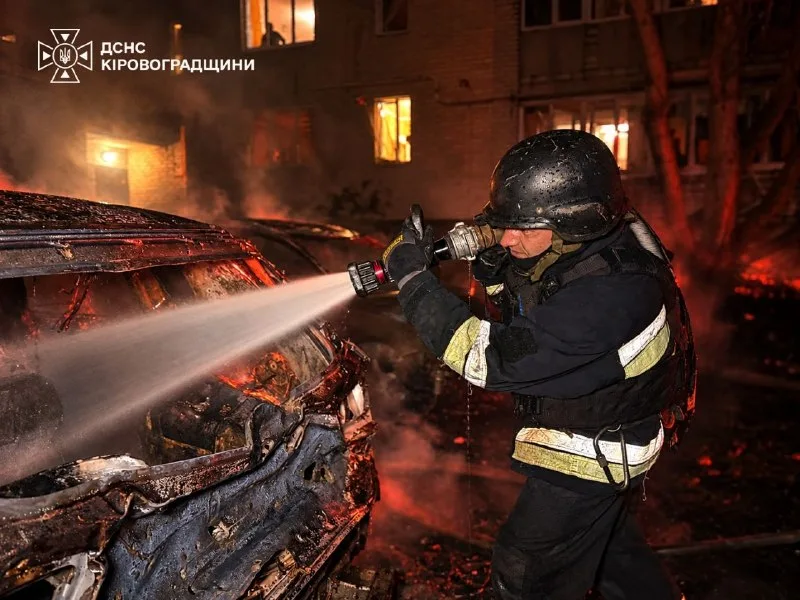 Спасатели тушат пожар после атаки в Кировоградской области. Фото: ГСЧС Украины