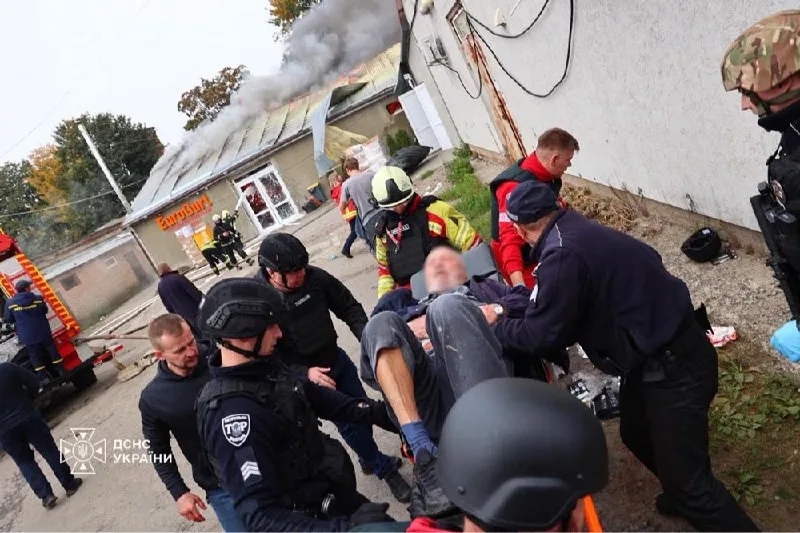 Спасатели и медики помогают пострадавшему у оптовой базы.