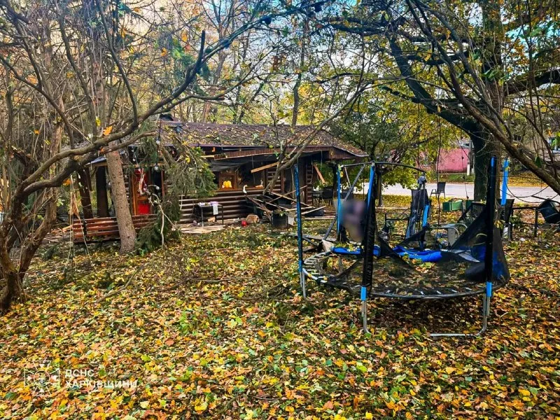 Последствия удара в парке Новой Водолаги. 19 октября 2026 года. Фото: ГСЧС Харьковской области, опубликовано Иваном Выговским.