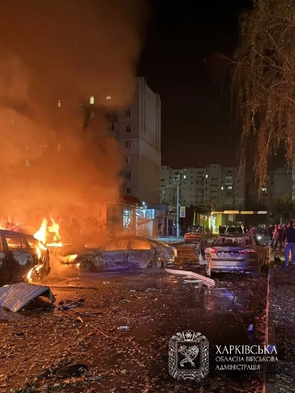 Повреждённые машины возле жилых домов.