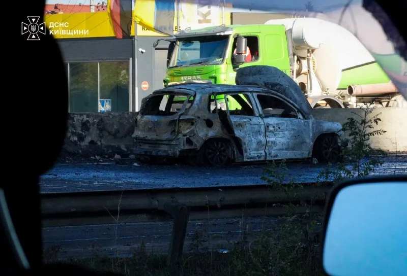 Повреждённый огнём легковой автомобиль.