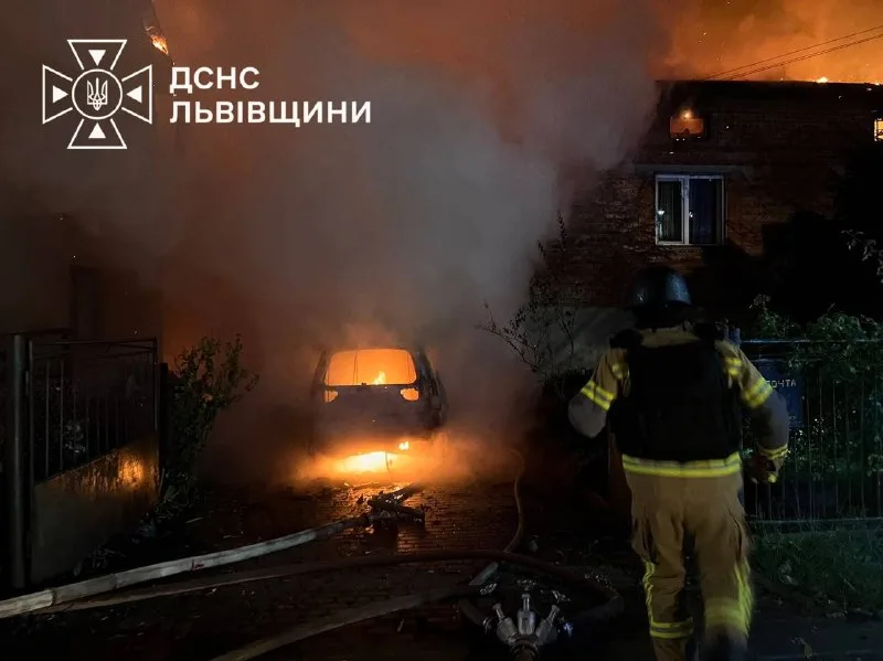 Спасатель у горящего автомобиля и жилого дома. Мурованое, 13 октября 2026