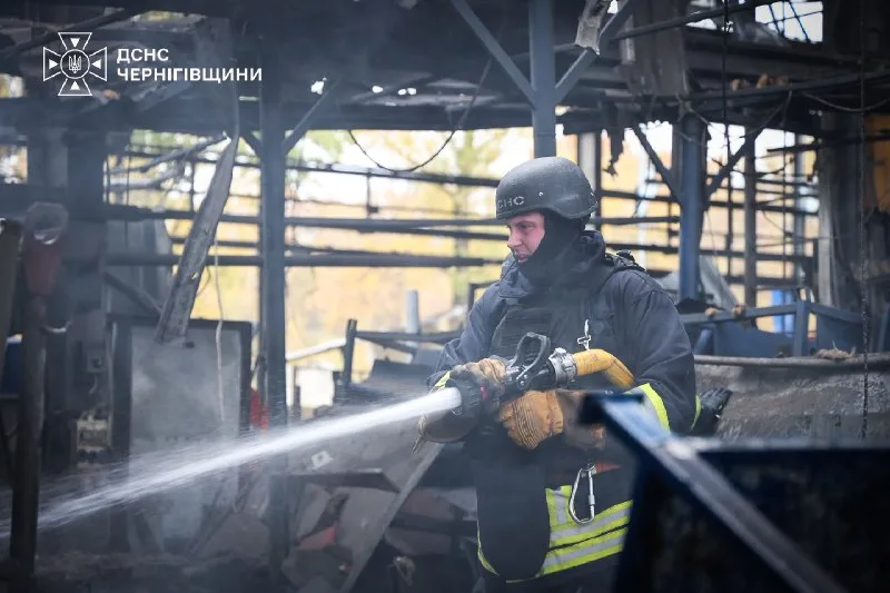Тушение пожара в повреждённом здании. Чернигов, 23 октября 2026. Фото: ГУ ДСНС в Черниговской области.
