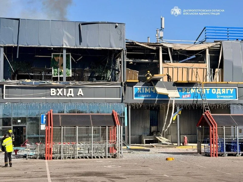 Повреждённые фасад и кровля торгового центра в Днепровском районе, 12 октября 2026 года.