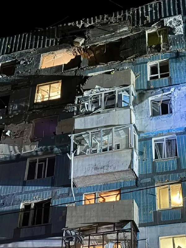 Повреждённые верхние этажи жилого дома