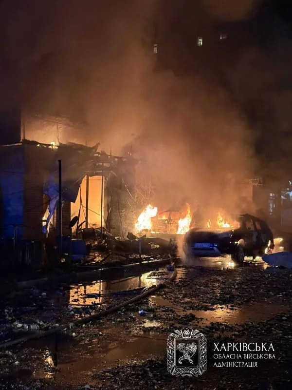 Пожар у повреждённого магазина.