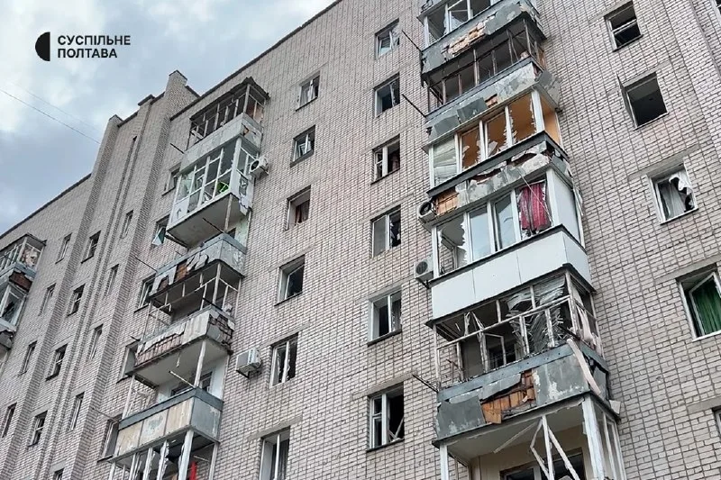 Повреждённые окна и балконы жилого дома в Кременчуге.