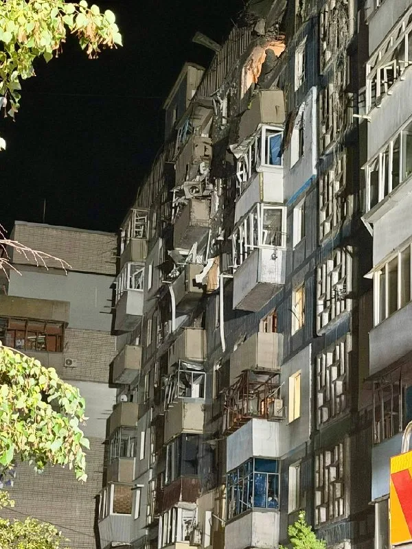Повреждённые балконы и окна