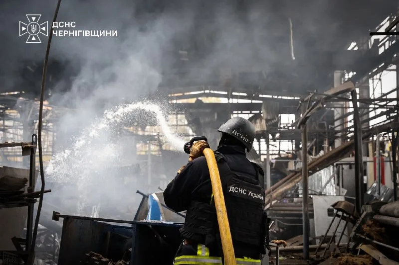 Ликвидация пожара после удара. Чернигов, 23 октября 2026. Фото: ГУ ДСНС в Черниговской области.