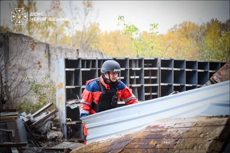 Спасатель разбирает повреждённые конструкции. Чернигов, 23 октября 2026. Фото: ГУ ДСНС в Черниговской области.