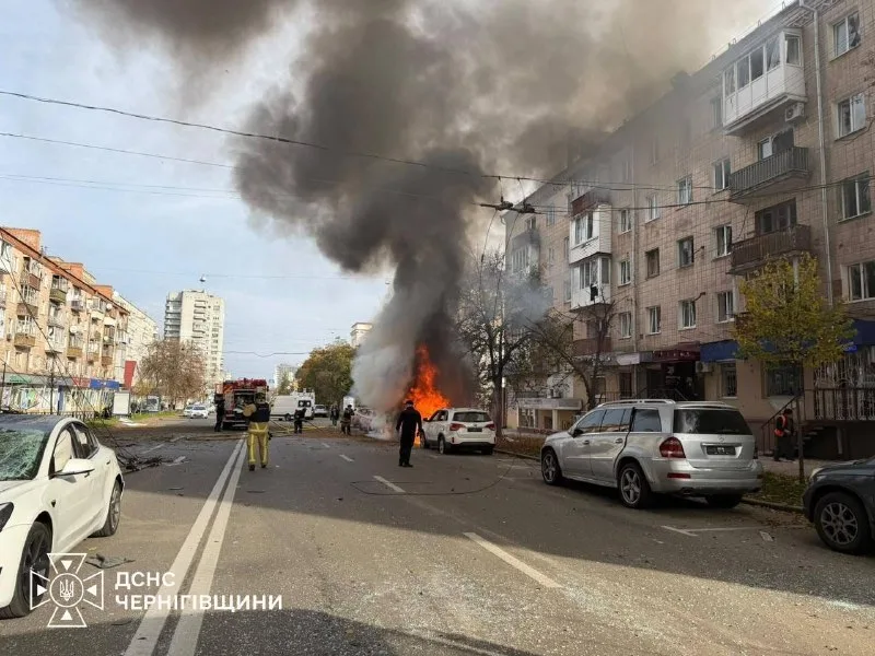 Пожар возле припаркованных автомобилей. Чернигов, 29 октября 2026 года. Фото ДСНС Черниговской области.