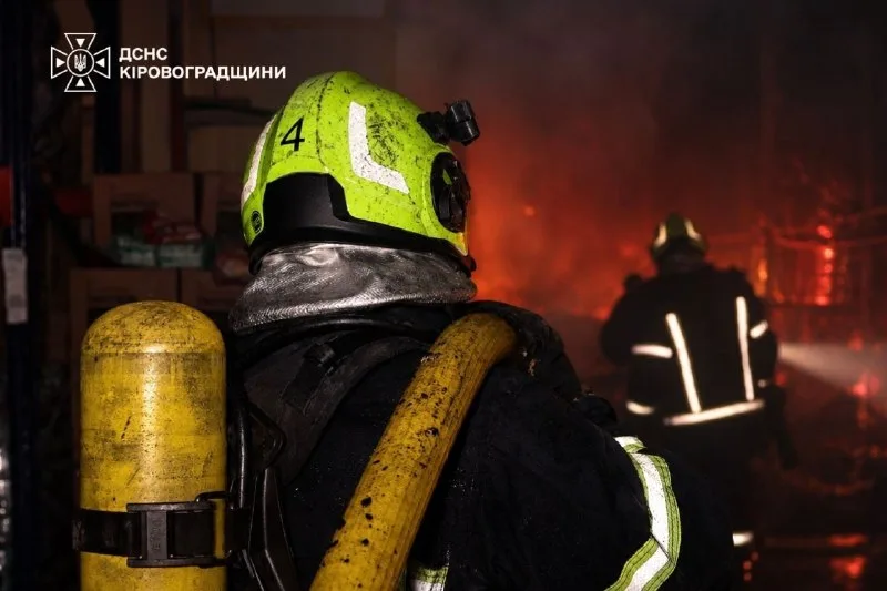Спасатели тушат пожар после атаки в Кировоградской области. Фото: ГСЧС Украины