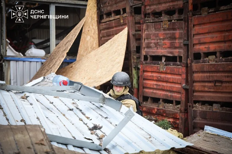 Разбор повреждённых конструкций. Чернигов, 23 октября 2026. Фото: ГУ ДСНС в Черниговской области.