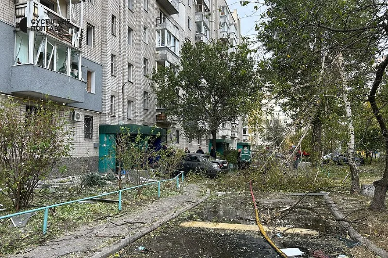 Повреждённый жилой дом и двор после удара в Кременчуге.