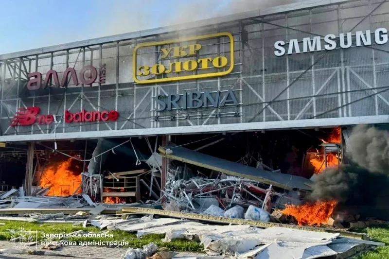 Последствия удара по торговому центру в Запорожье 26 октября 2026, фото 1