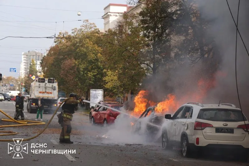 Пожарные тушат горящие автомобили. Чернигов, 29 октября 2026 года. Фото ДСНС Черниговской области.