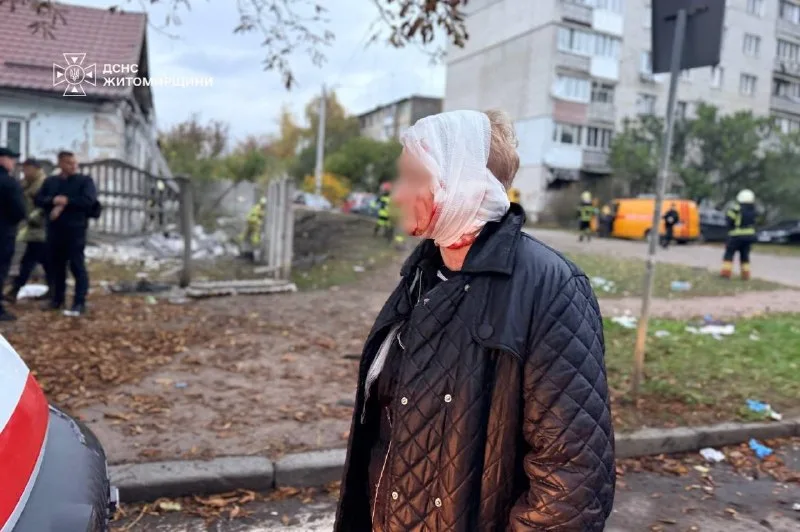 Жительница у повреждённого дома после удара. Житомир, 22 октября 2026 года. Фото: ДСНС Житомирской области.