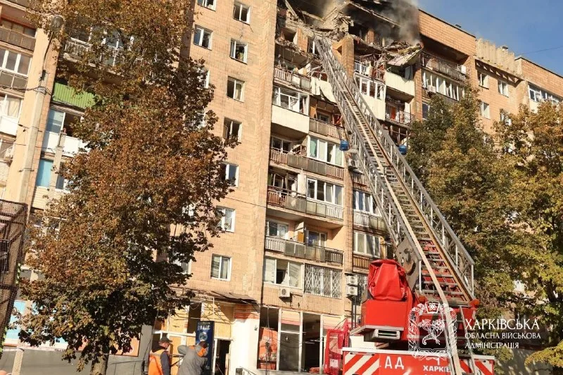 Разрушения жилого дома и работа спасателей после утреннего удара в Харькове, 12 октября 2026 года