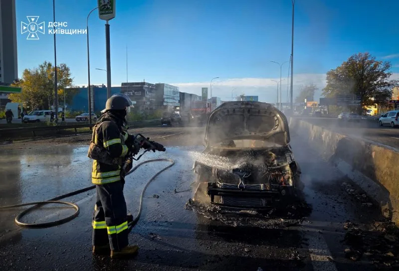Сгоревший автомобиль на дороге после удара.