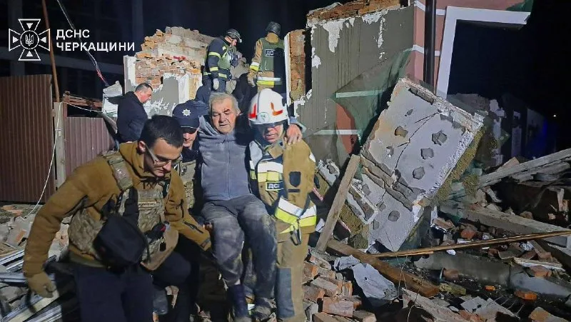 Спасатели выносят мужчину из разрушенного здания. Умань, 16 октября 2026