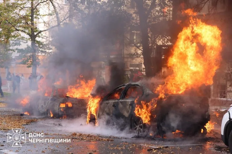 Горящие автомобили у здания. Чернигов, 29 октября 2026 года. Фото ДСНС Черниговской области.