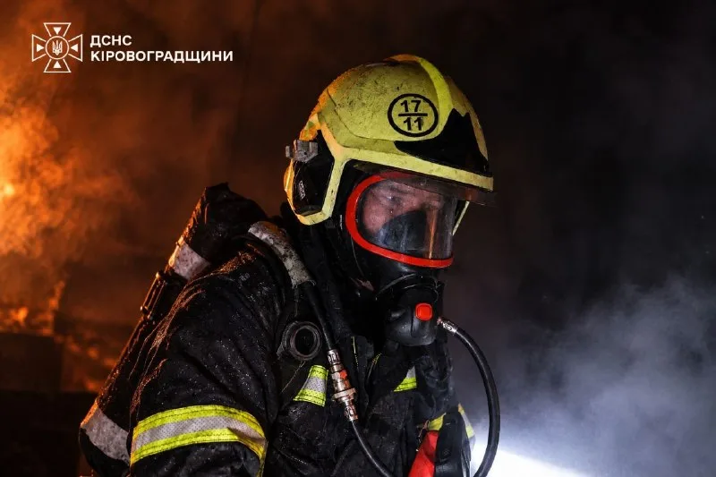 Спасатели тушат пожар после атаки в Кировоградской области. Фото: ГСЧС Украины