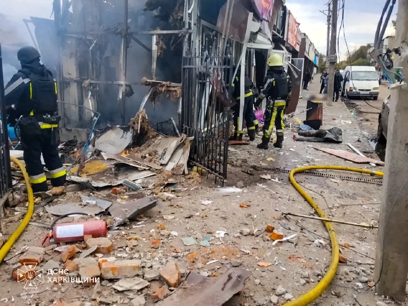 Спасатели ликвидируют последствия удара по рынку в Лозовой, 22 октября 2026 года.