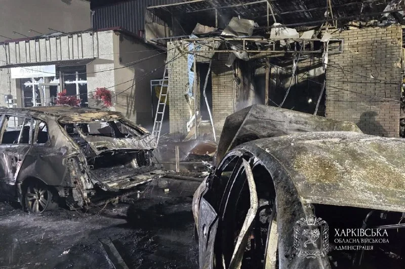 Обгоревшие автомобили и повреждённый магазин.