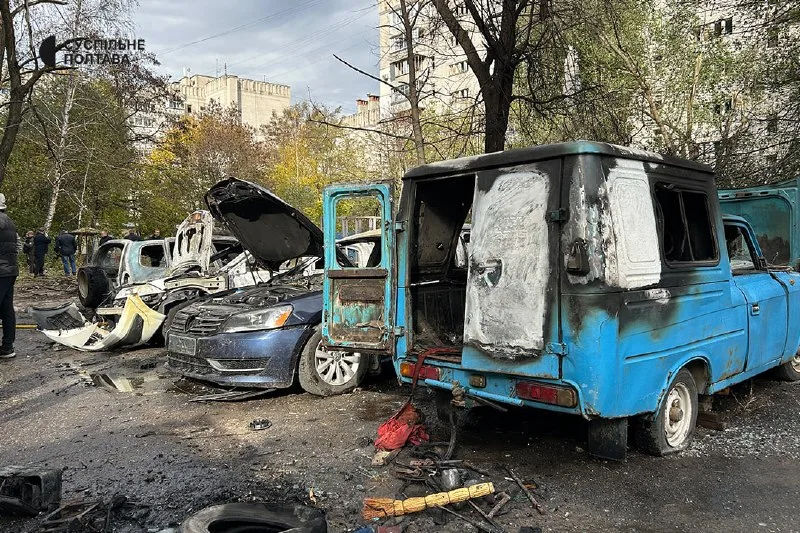 Сгоревшие автомобили во дворе жилого дома в Кременчуге.