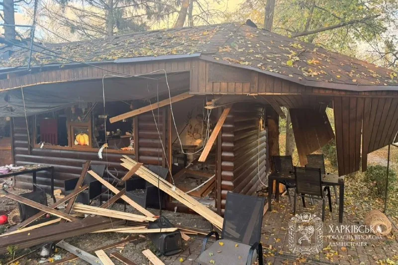 Повреждения кафе в парке Новой Водолаги. 19 октября 2026 года. Фото: Харьковская ОВА / Олег Синегубов.