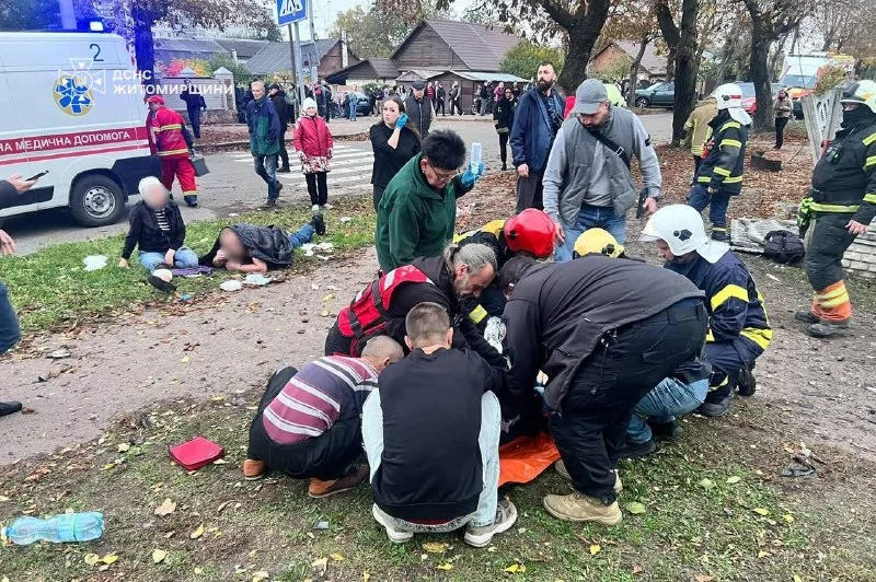 Экстренные службы оказывают помощь пострадавшим. Житомир, 22 октября 2026 года. Фото: ДСНС Житомирской области.