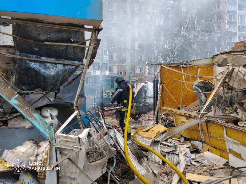 Повреждённые торговые павильоны в Лозовой, 22 октября 2026 года.