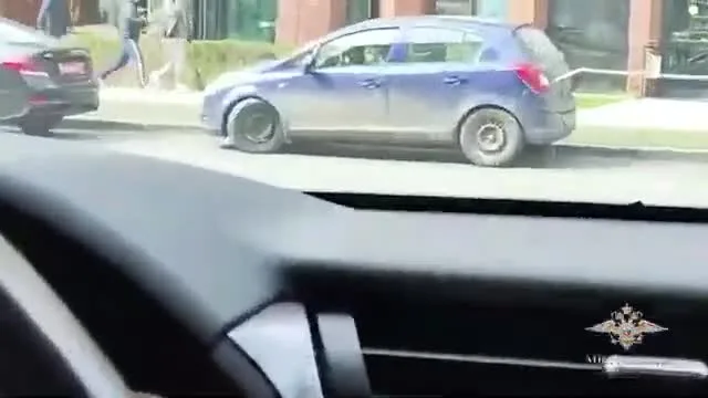 Кадр опубликованного видео задержания — прибытие сотрудников