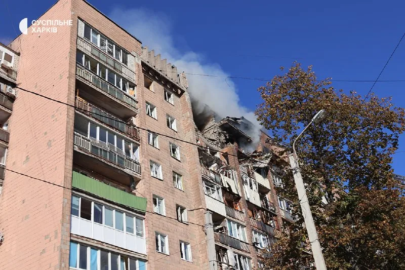 Разрушения жилого дома и работа спасателей после утреннего удара в Харькове, 12 октября 2026 года