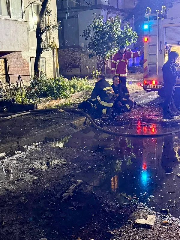 Спасатели у повреждённого дома
