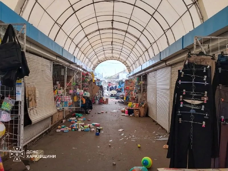 Последствия удара в торговом ряду рынка Лозовой, 22 октября 2026 года.