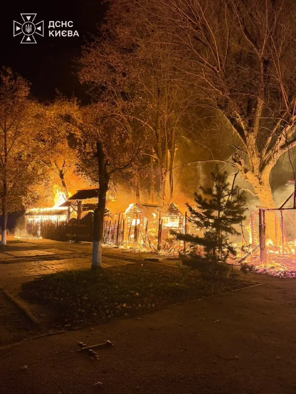 Пожар среди повреждённой застройки.