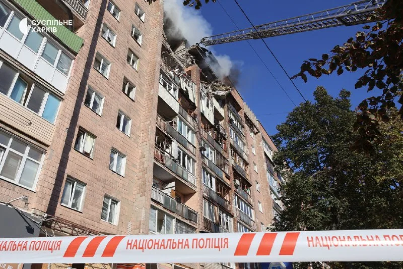 Разрушения жилого дома и работа спасателей после утреннего удара в Харькове, 12 октября 2026 года