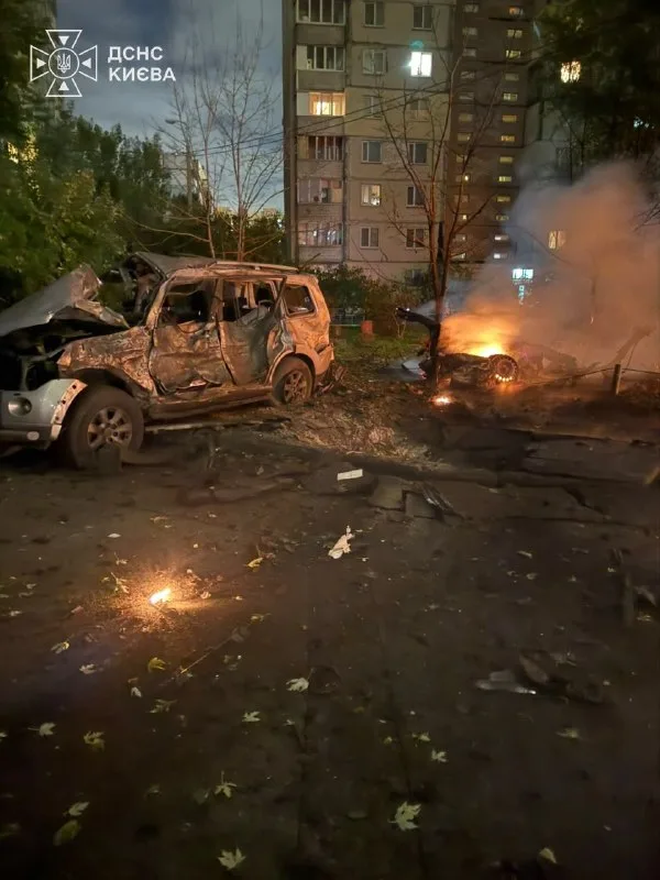 Повреждённые автомобили в Деснянском районе Киева, 21 октября 2026 года.