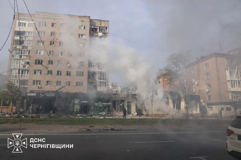 Дым у повреждённых магазинов. Чернигов, 29 октября 2026 года. Фото ДСНС Черниговской области.