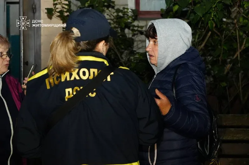Психолог ДСНС оказывает помощь жительнице. Житомир, 22 октября 2026 года. Фото: ДСНС Житомирской области.