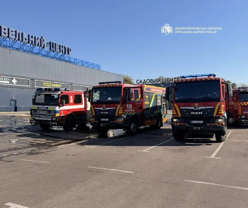 Пожарная техника у повреждённого торгового центра в Днепровском районе, 12 октября 2026 года.