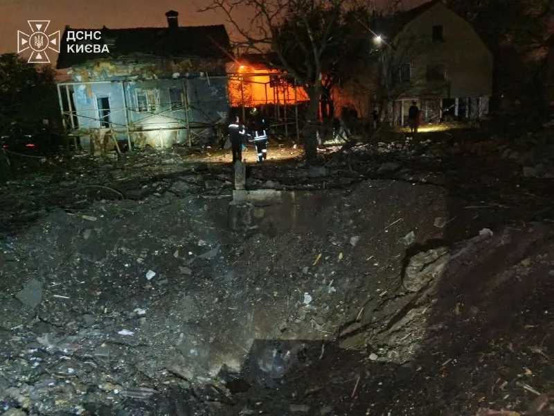 Воронка и повреждённая застройка после удара.